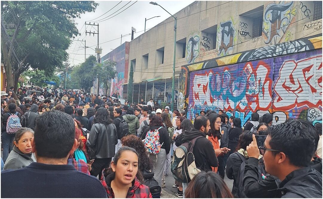 Alumnos de la ENAH desaloja escuela por presunta amenaza de bomba. @ConSaudade