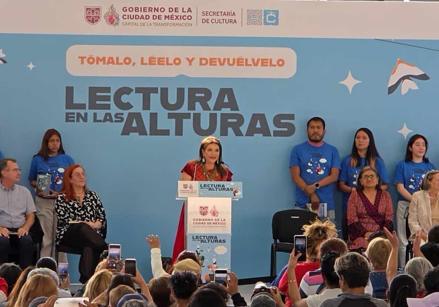Los materiales de lectura, con cuentos, poesía y otros textos, estarán disponibles en las estaciones del Cablebús durante alrededor de tres meses y se irán cambiando. Foto: Frida Sánchez / EL UNIVERSAL