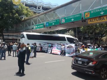 Bloqueo en Terminal 1 del AICM por manifestantes a favor de corridas de toros y peleas de gallos