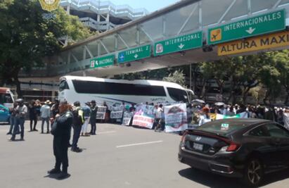 Bloqueo en Terminal 1 del AICM por manifestantes a favor de corridas de toros y peleas de gallos