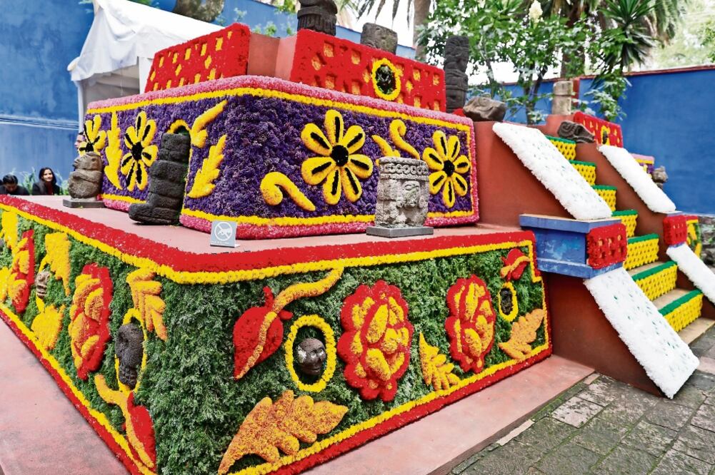 La pirámide de la Casa Azul fue decorada para la ocasión por artesanos de Iztacalco. (CRISTOPHER ROGEL BLANQUET. EL UNIVERSAL)