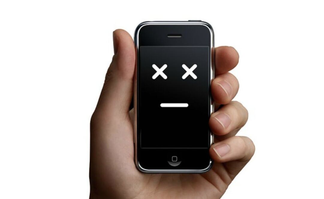 Para que el teléfono vuelva a funcionar hay que apretar por al menos 10 segundos el botón central y el lateral, hasta que aparezca el ícono de Apple