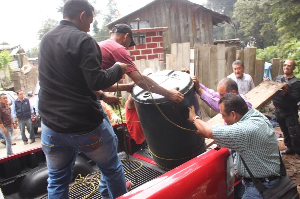 Un bidón más se recuperó en una de dos propiedades que presumiblemente eran utilizadas para el almacenamiento y distribución del energético (JUSTINO MIRANDA / EL UNIVERSAL)