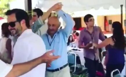 Carlos Salinas baila "Tiburón Tiburón"