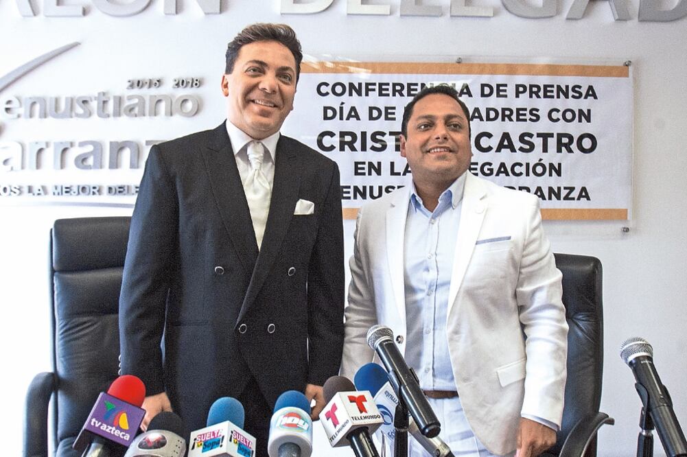 Castro (aquí con el delegado de Venustiano Carranza) dará show gratis (CRISTOPHER ROGEL BLANQUET. EL UNIVERSAL)