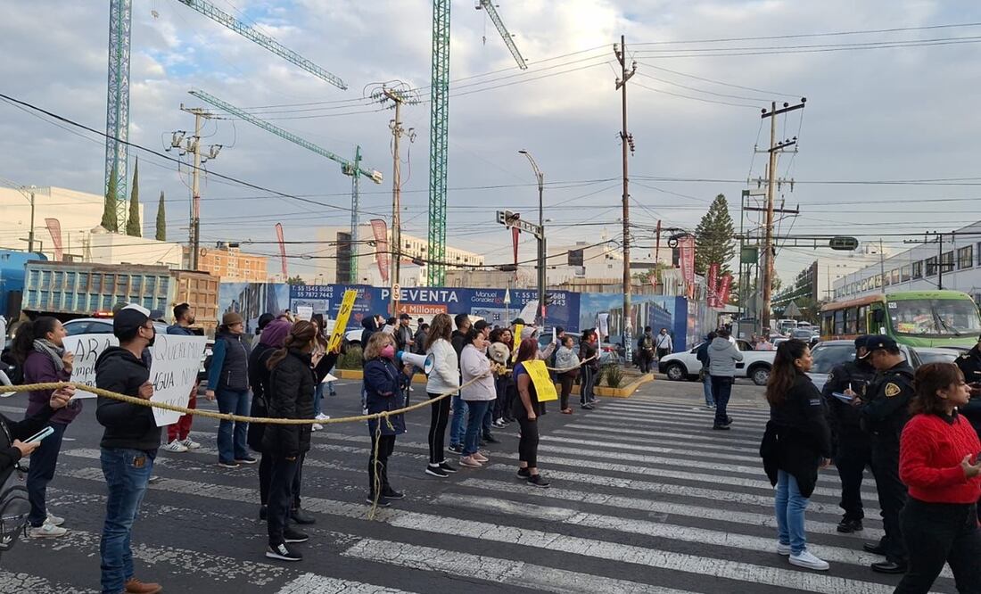 Vecinos bloquean la avenida Gustavo Baz Prada por falta de agua. Foto: Especial