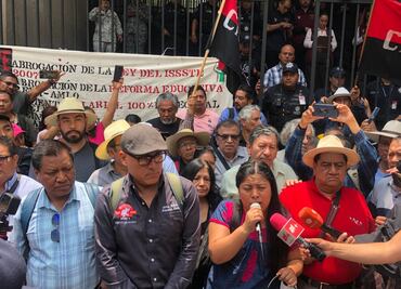 "Venimos por la abrogación de la Ley del ISSSTE", dice la CNTE; "ni un centímetro menos", advierten