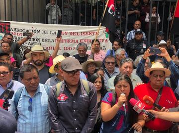 "Venimos por la abrogación de la Ley del ISSSTE", dice la CNTE; "ni un centímetro menos", advierten