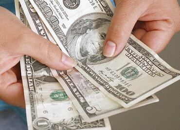 Dólar cierra en 19.93 pesos; liga 6 sesiones debajo de las 20 unidades