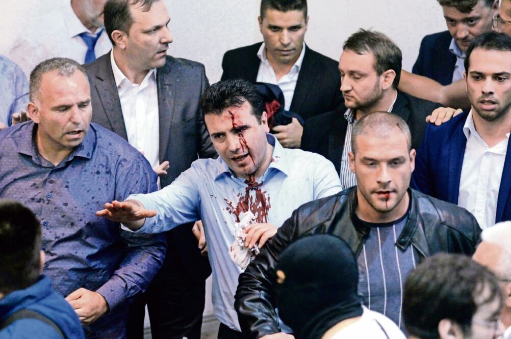 Un grupo de manifestantes entró ayer al Parlamento de Macedonia y se enfrentó con legisladores, algunos de los cuales resultaron heridos. (EFE)