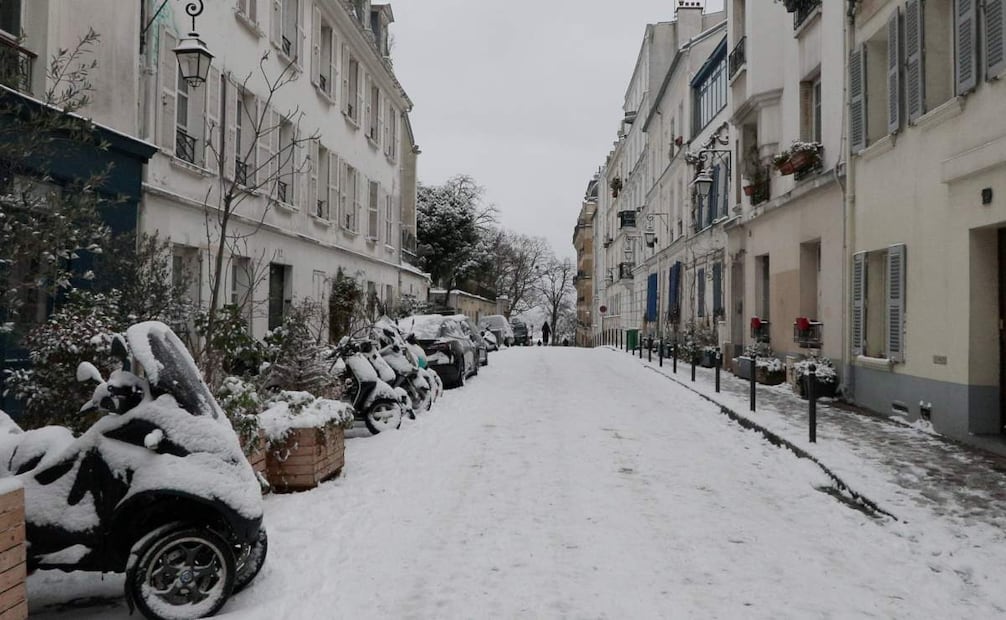 París amanece este miércoles cubierta de nieve. El norte y el noroeste de Francia vive este miércoles un episodio de nieve, con espesores en términos generales de entre cinco y ocho centímetros, que ha provocado atascos interminables con más de mil 600 kilómetros acumulados esta mañana, además de la supresión de unos 140 vuelos en París. Foto: EFE