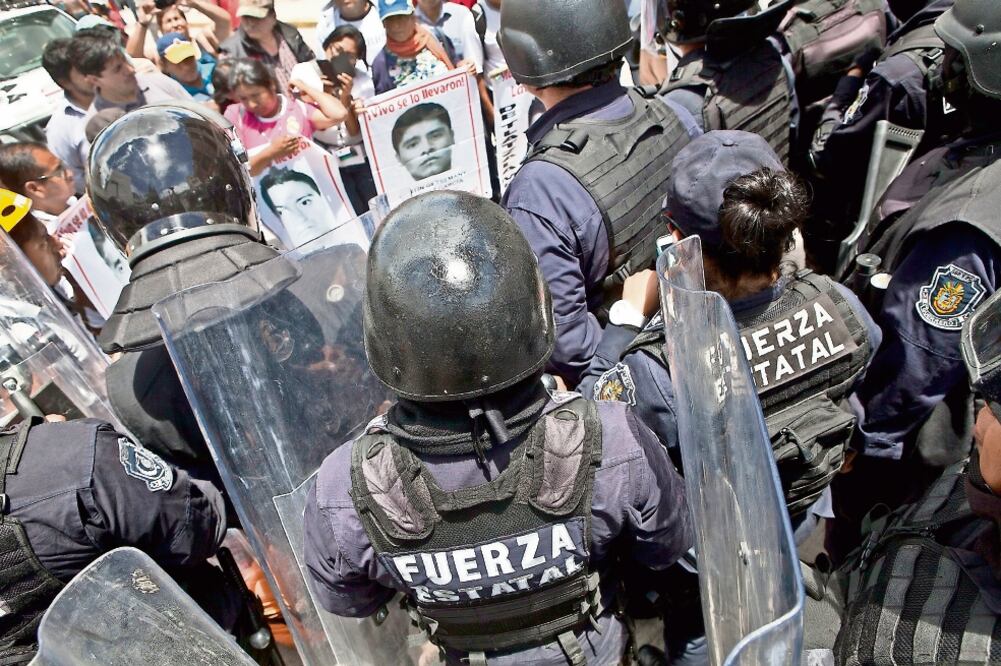 La PGR informó que procedió penalmente contra tres elementos de la Policía Federal por su colusión con la desaparición de jóvenes normalistas. (ARCHIVO EL UNIVERSAL)