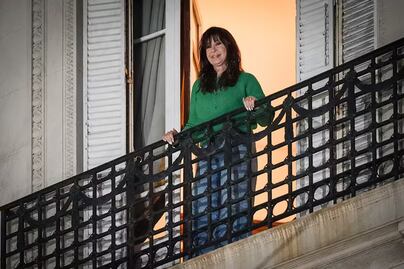 Cristina Fernández sale al balcón por primera vez desde su condena en prisión domiciliaria; tribunal le autorizó usar ese espacio en su residencia