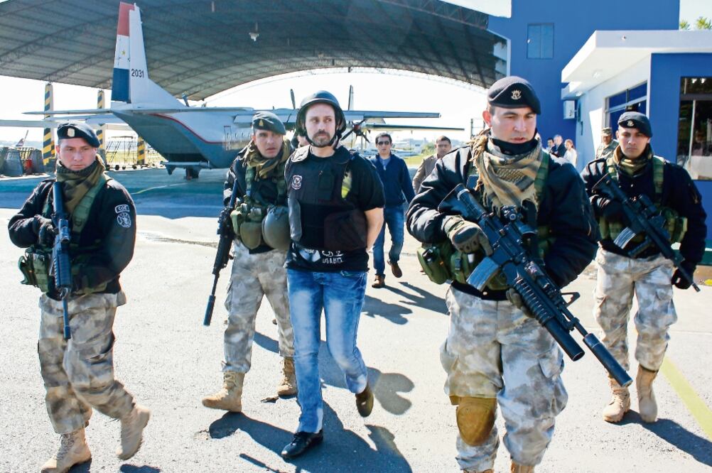 El narcotraficante argentino Ibar Pérez Corradi (centro) a su llegada a Asunción, tras ser apresado el domingo pasado. El hombre está acusado de planear un triple crimen ocurrido en 2008 (ALEX FRETES. EFE)