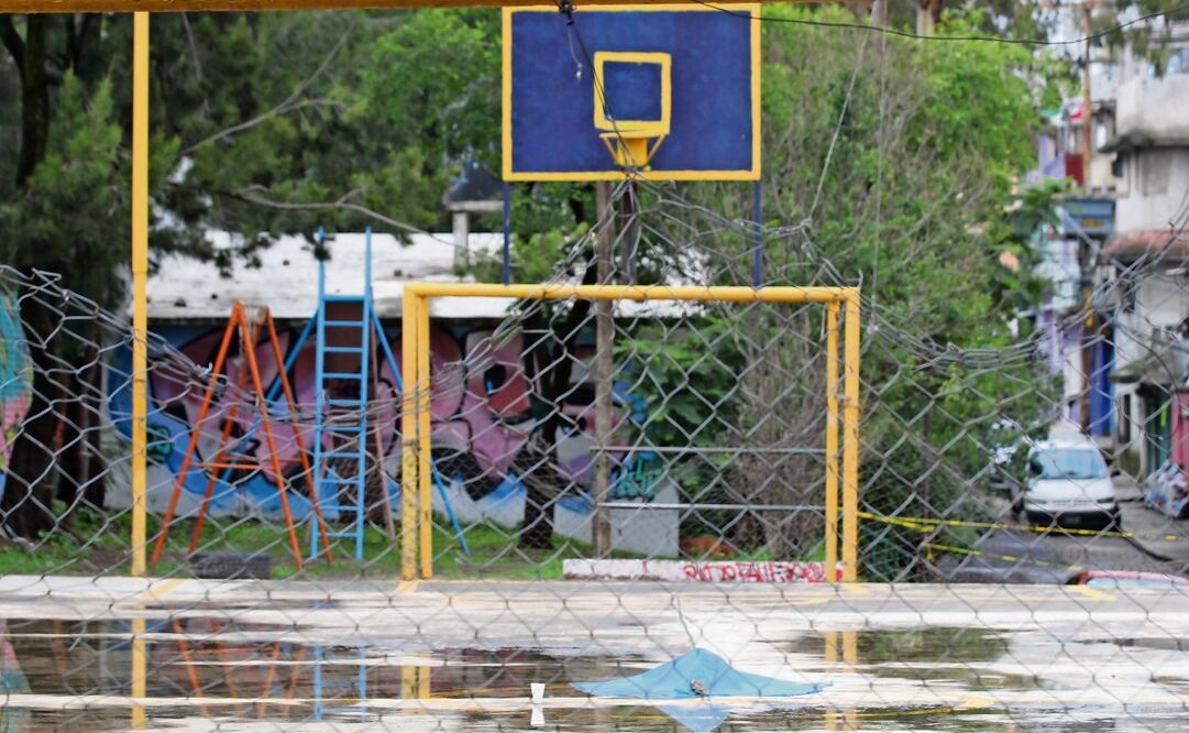 Vecinos denunciaron que 2 sujetos tiraron la hielera en una cancha. Foto: Francisco Rodríguez | El Universal