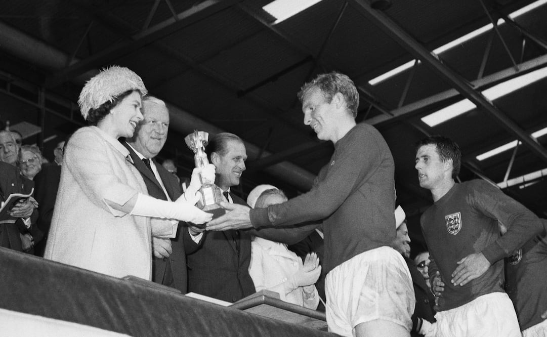 La Reina Isabel II entregando el Jules Rimet a Bobby Moore en 1966 - FOTO: Twitter @England