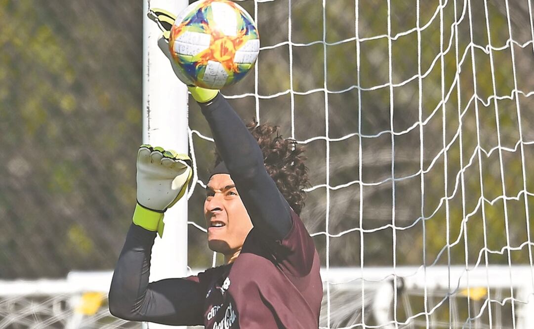 Guillermo Ochoa es el que impone su jerarquía. Foto: IMAGO7