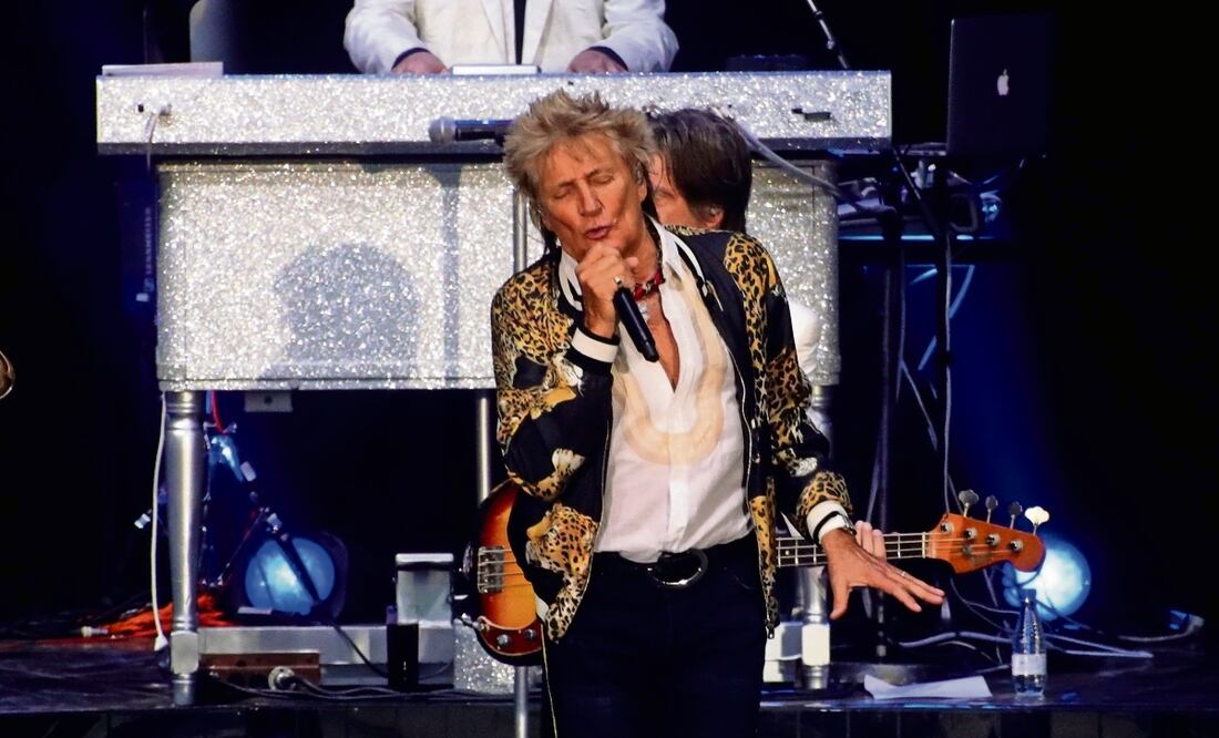 El artista hizo honor a su tema “Forever young”, gracias a su alegría y pasión durante el show. Foto: EFE