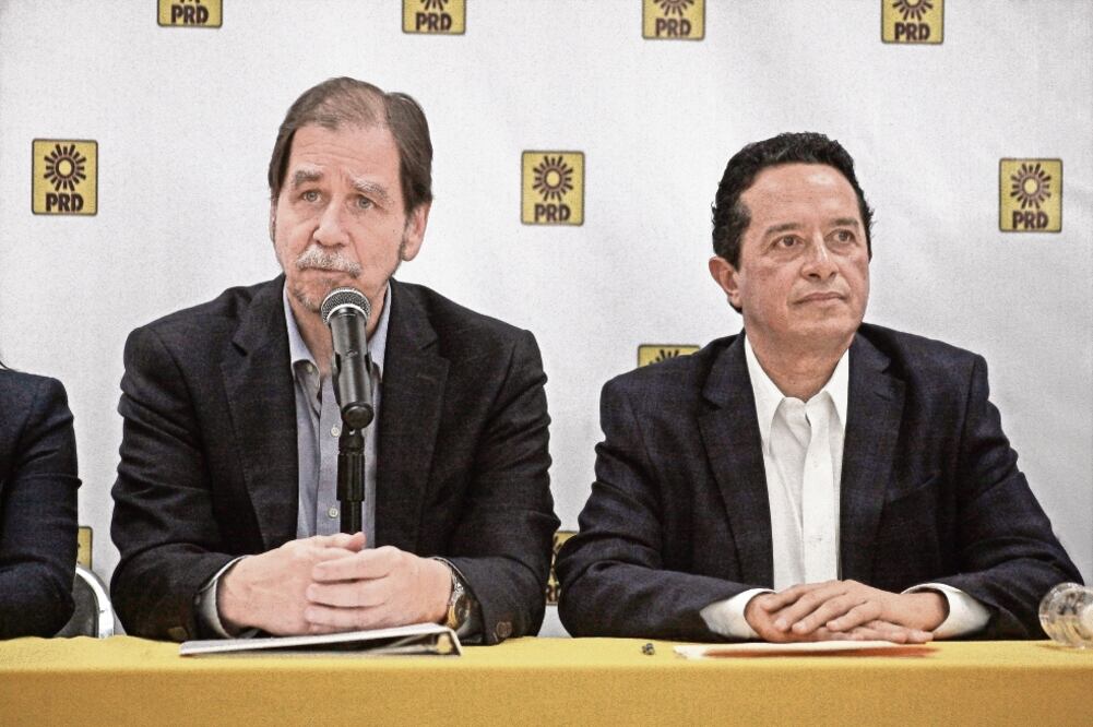 Agustín Basave, líder nacional del PRD, dijo que Carlos Joaquín González es un político con conciencia social “y eso es fundamental para la izquierda” (ALEJANDRO ACOSTA. EL UNIVERSAL)