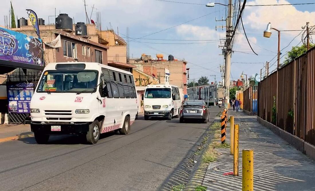 Los microbuses convierten las calles en una pista de carreras, lo que ha cobrado vidas, acusan habitantes de colonias aledañas a la calzada Los Arcos. Foto: Mauricio Contreras | El Universal (16/01/2025)