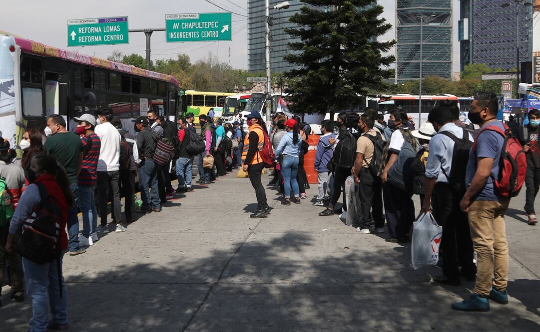 Pese a las diversas opciones, los usuarios habituales de la Línea 1 del Metro prefieren hacer el recorrido por autobuses que siguen la misma ruta. Fotos: Carlos Mejía. EL UNIVERSAL