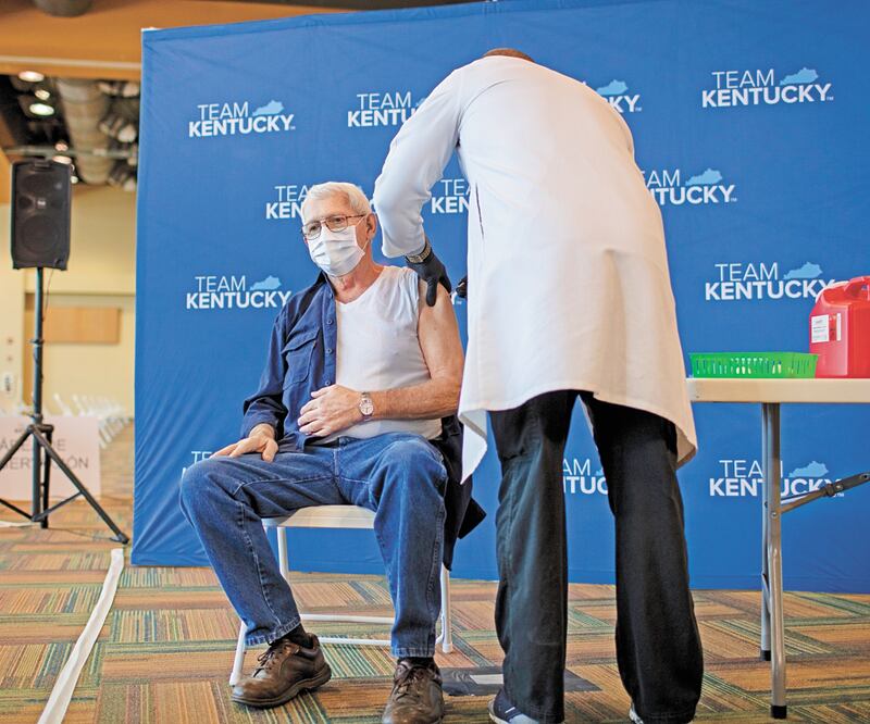 Un veterano estadounidense recibe la primera dosis de la vacuna contra el coronavirus en Lexington, Kentucky. SILAS WALKER. AP