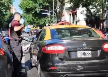 VIDEO: sueñito pesado; taxista se quedó dormido en plena avenida de Argentina