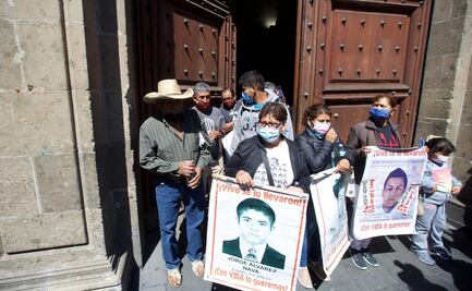 Arriban a “cita urgente” con AMLO familiares de los 43 de Ayotzinapa