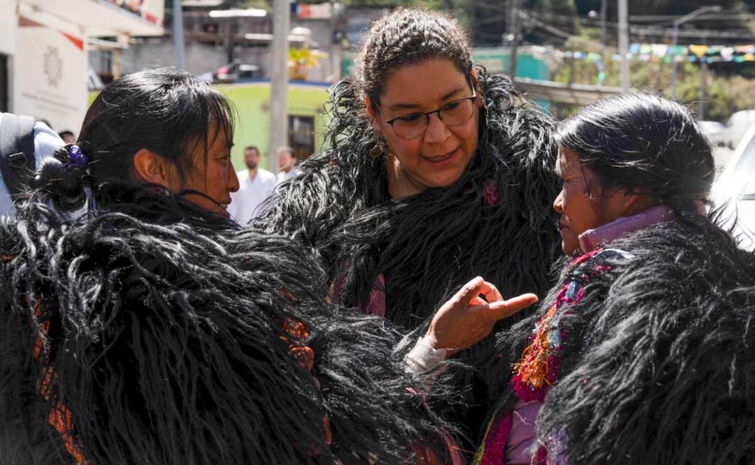 Los ministros de la Suprema Corte de Justicia de la Nación durante la primera sesión extraordinaria en territorio, en una plaza pública en Tenejapa, Chiapas, este jueves 26 de febrero de 2026. Foto: Isabel Mateos/ Cuartoscuro