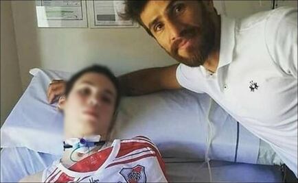 Jugador le firma playera a joven hospitalizado pero se la roban