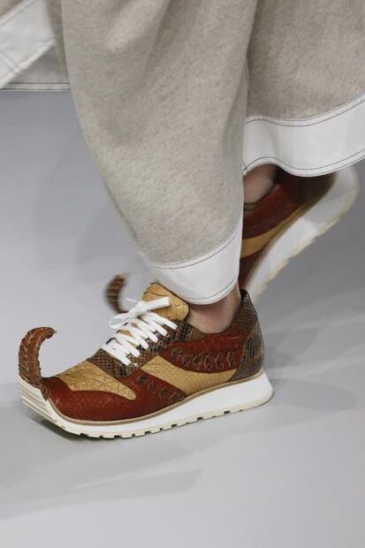 ¿Tenis tribaleros? Conoce el horrible calzado viral de Instagram