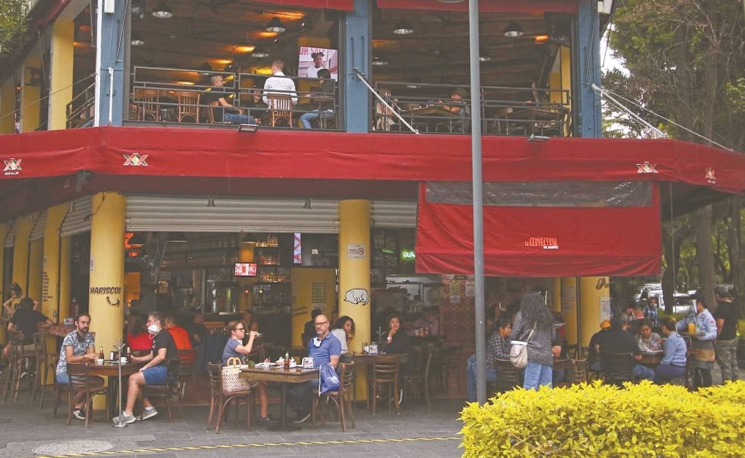 Los restaurantes que tienen mesas en el exterior pueden operar a 40% de su capacidad, según las reglas que estableció el gobierno capitalino para el semáforo naranja. Fotos: CARLOS MEJÍA. EL UNIVERSAL