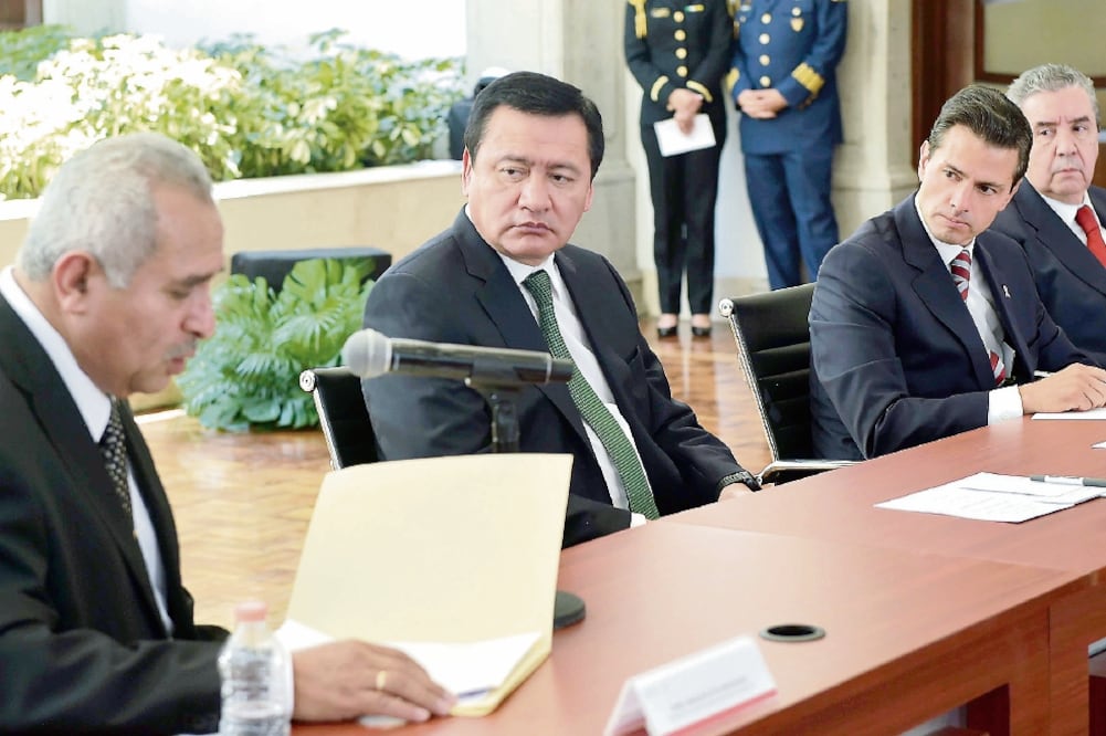 El presidente Peña Nieto, con el secretario de Gobernación, Miguel Ángel Osorio (segundo de izq. a der.), y el subsecretario de Población, Migración y Asuntos Religiosos, Humberto Roque (der.), se reunió con representantes religiosos (PRESIDENCIA)