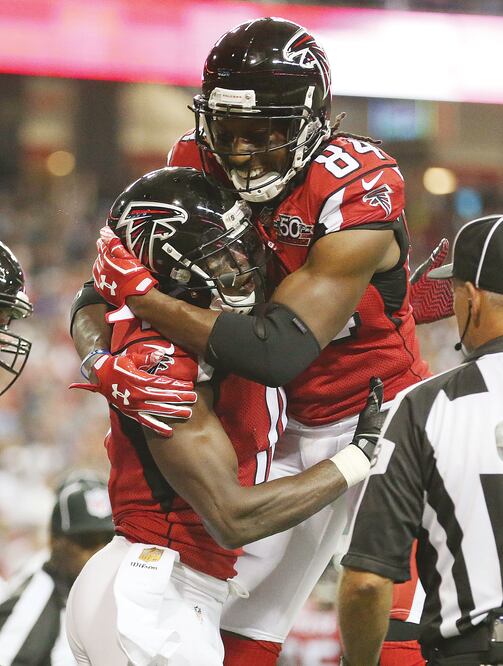 Julio Jones (izquierda) y Roddy White se fundieron en un abrazo tras una jugada de anotación de los Falcons (JASON GETZ. USA TODAY SPORTS)
