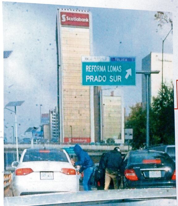 El pasado lunes se viralizó en redes sociales una foto del momento de un asalto a dos conductores en avenida Periférico (FOTO TOMADA DE REDES SOCIALES)