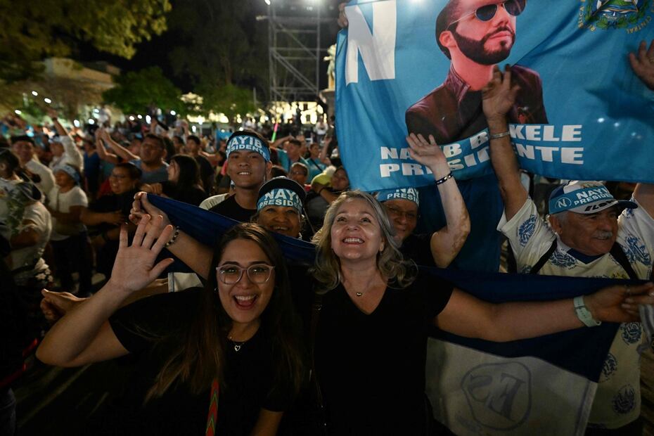 Los partidarios del presidente salvadoreño Nayib Bukele se reúnen
 frente al Palacio Nacional para celebrar su reelección, en San Salvador. Foto: AFP