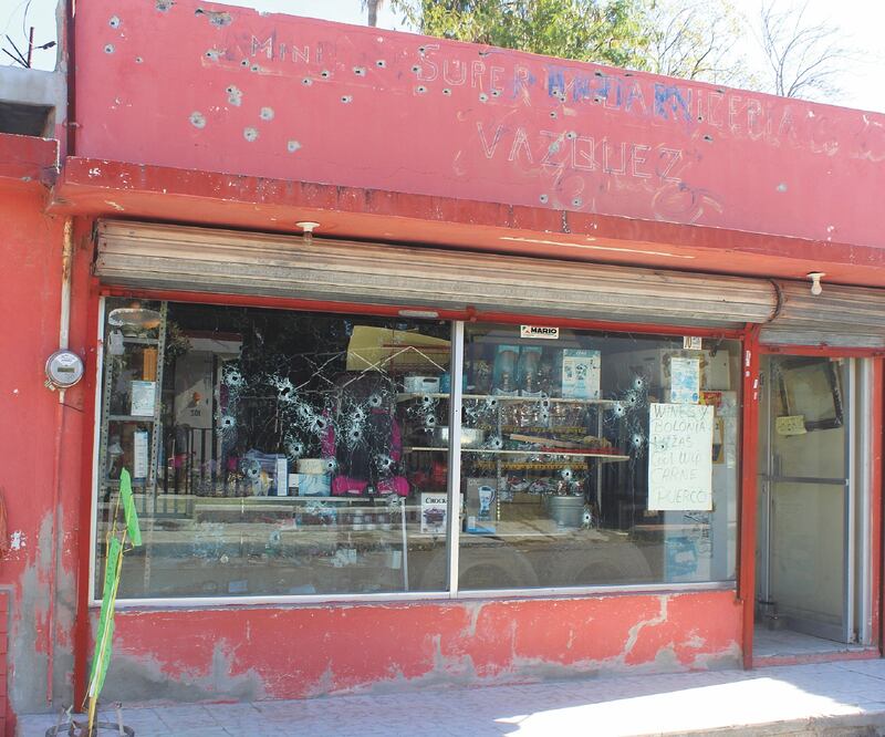 En Villa Unión decenas de casas y comercios presentan daños en las fachadas y los vidrios rotos, todos consecuencia de los disparos. FRANCISCO RODRÍGUEZ. EL UNIVERSAL