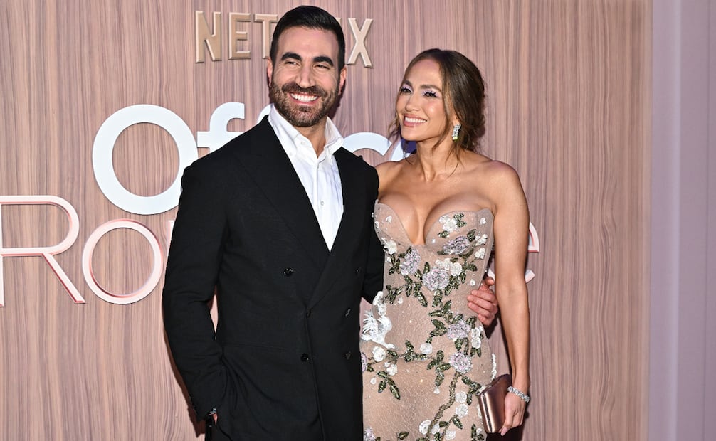 Brett Goldstein y Jennifer Lopez .
Foto: Evan Agostini/Invision/AP