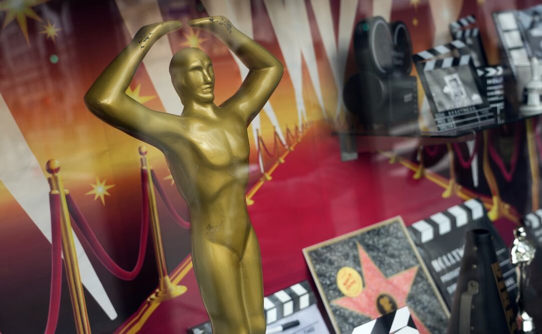 Una estatua de recuerdo del Oscar aparece en el escaparate de una tienda de souvenirs de Hollywood. Foto: AP Photo/Chris Pizzello.