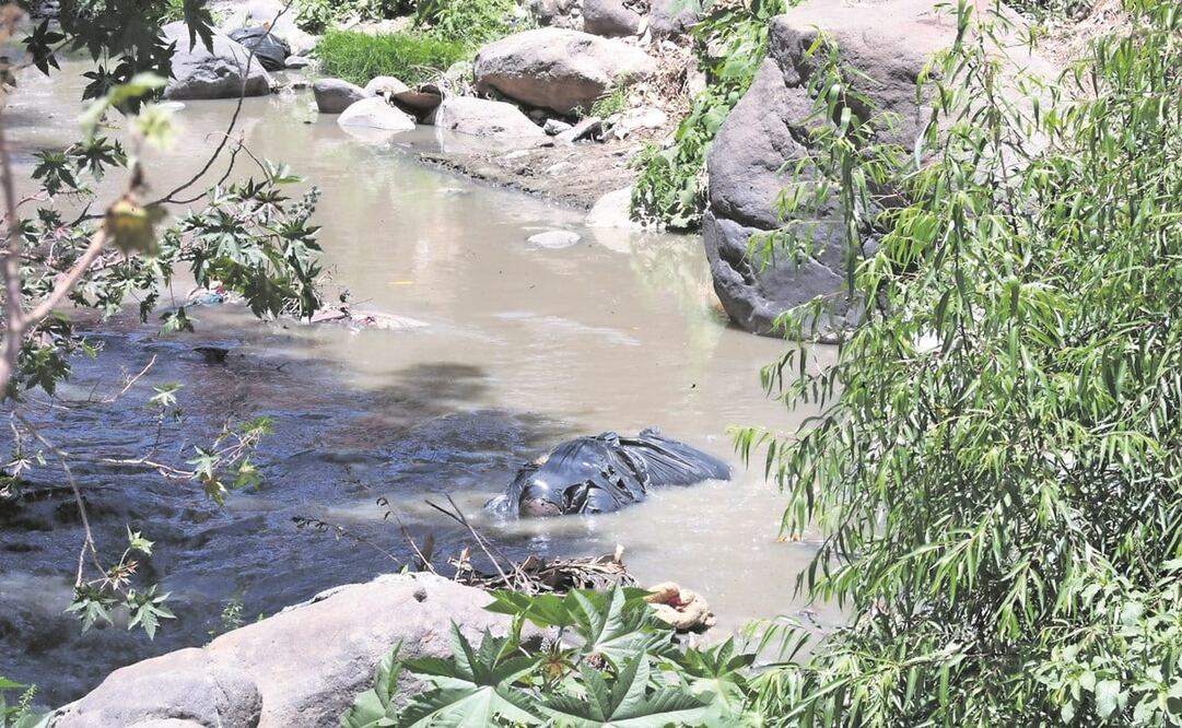 El cuerpo embolsado fue hallado en un río en San Rafael Chamapa. Foto: Ernesto Álvarez/ EL UNIVERSAL.