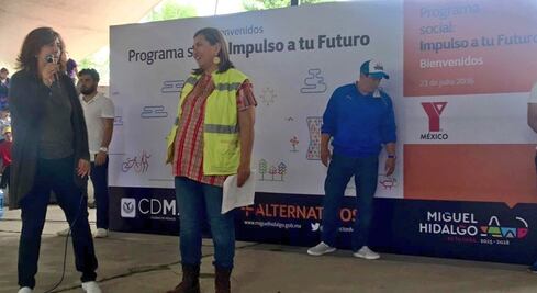 Entregan en Miguel Hidalgo apoyos económicos a jóvenes