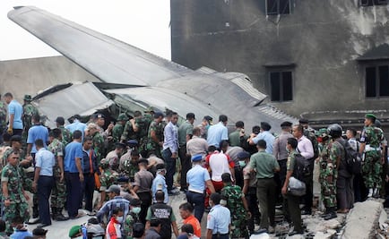 Avión militar se estrella en Indonesia; 55 muertos