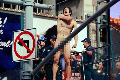 Hombre desnudo exige ver a Trump y salta de edificio en NY