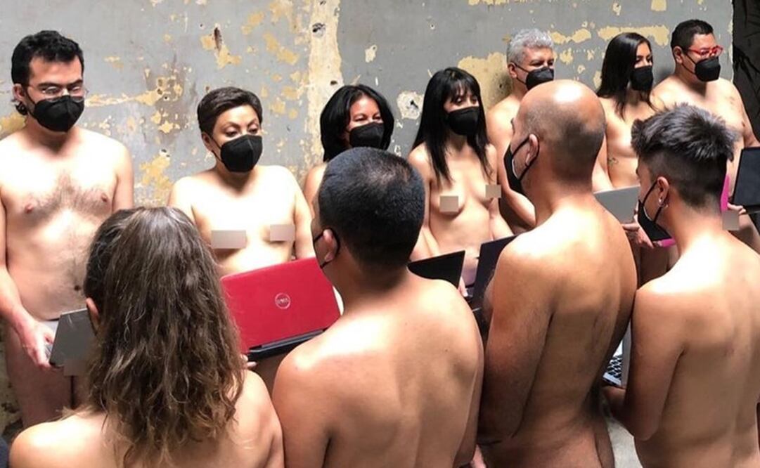 Spencer Tunick frente a la sede de Segob. Foto: Tomada de spencertunick