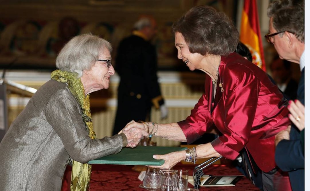 En el acto en el Palacio Real de Madrid, la también ensayista leyó un poema dedicado a la reina Sofía, quien le entregó el galardón. (FOTO: EFE)