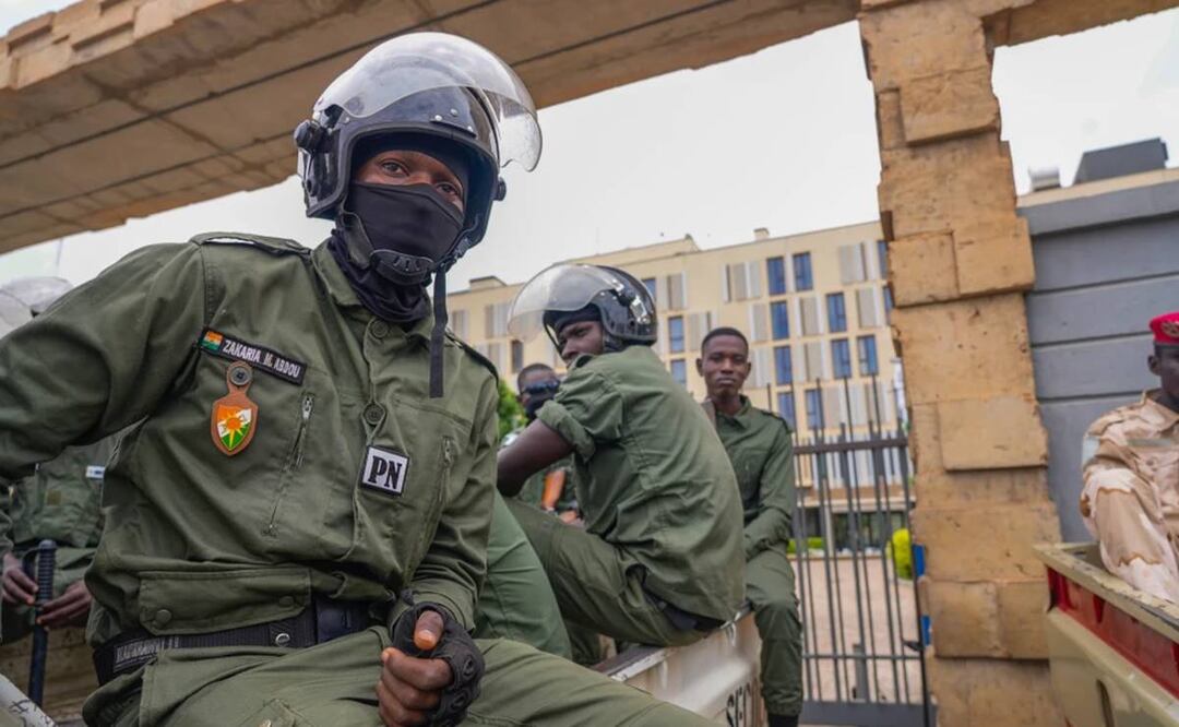 Policías nigerinos sentados ante las oficinas de aduanas en Niamey, Níger, el lunes 21 de agosto de 2023. Foto: AP
