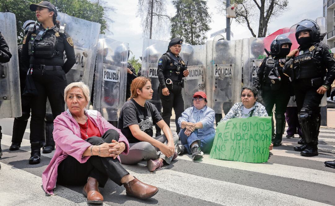 Policías de la SSC, con equipos antimotines, retiraron a vecinos que bloquearon Paseo de la Reforma. Foto: Luis Camacho / EL UNIVERSAL
