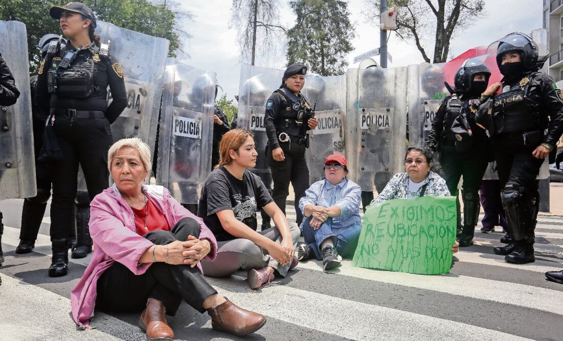 Policías de la SSC, con equipos antimotines, retiraron a vecinos que bloquearon Paseo de la Reforma. Foto: Luis Camacho / EL UNIVERSAL