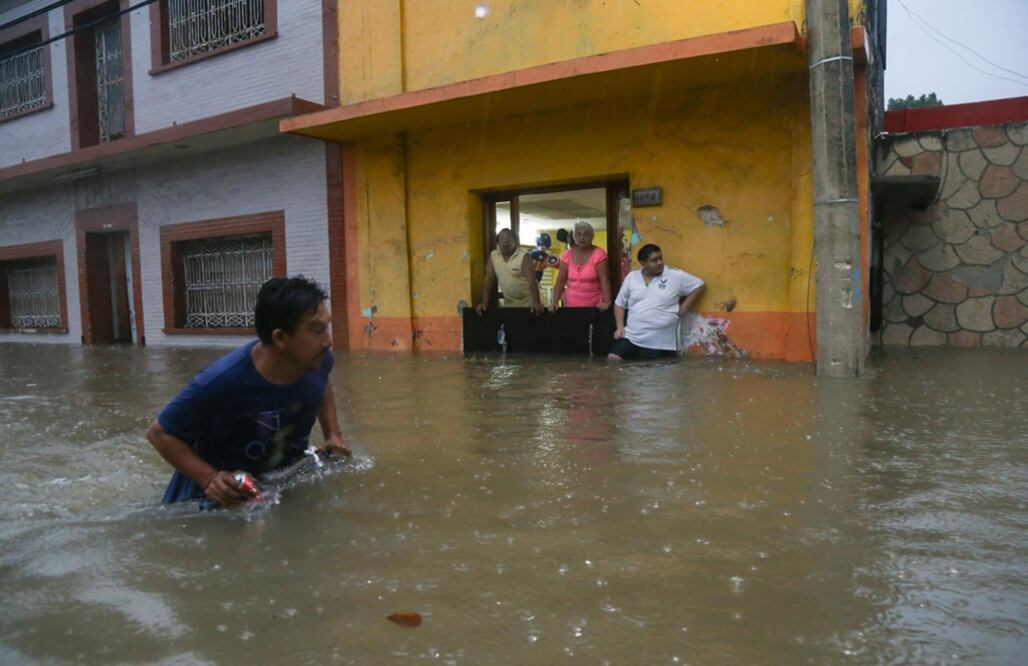 El Estado de Campeche se encuentra en alerta naranja ante el paso de la tormenta tropical “Franklin” que dejó lluvias intensas y vientos fuertes que provocaron el cierre de dos puertos, la suspensión por la tarde de este martes del aeropuerto de la ciudad de Campeche y severas inundaciones en el malecón de la capital del estado. Foto: Cuartoscuro