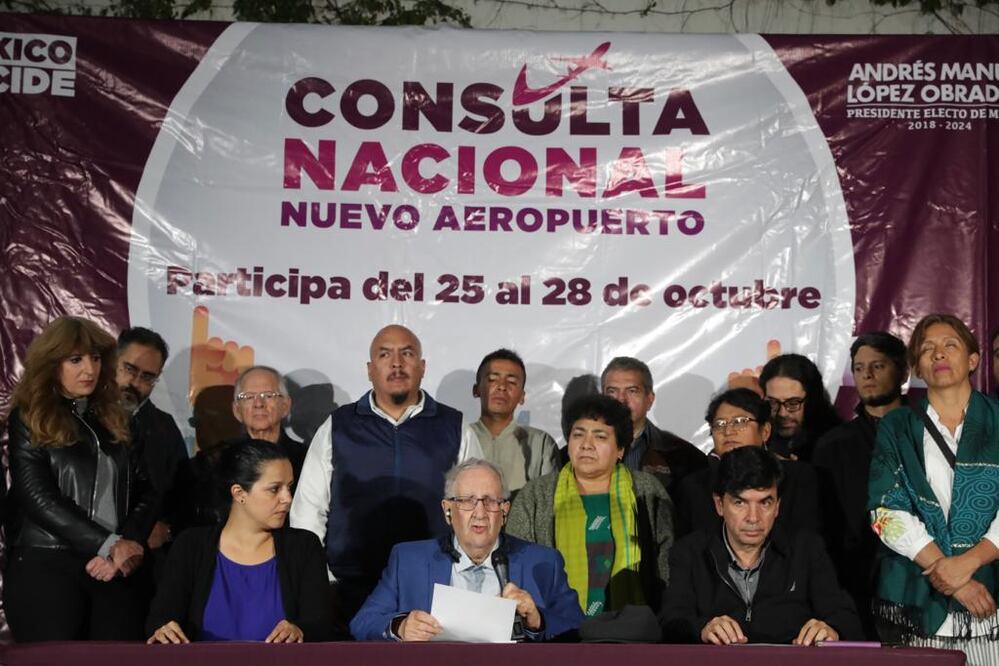 Calderón Alzati y Jesús Ramírez en la conferencia sobre los resultados de la consulta sobre el aeropuerto. FOTO: Luis Cortés